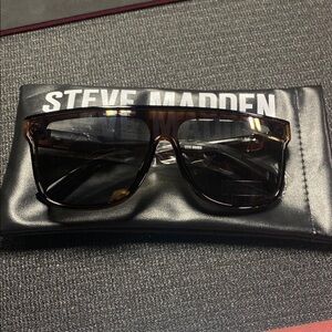 Steve Madden Black Bag Sleek Design